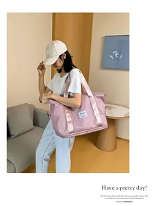 Rosa große Reisetasche mit Schuhfach unten, präsentiert von einem weiblichen Model
