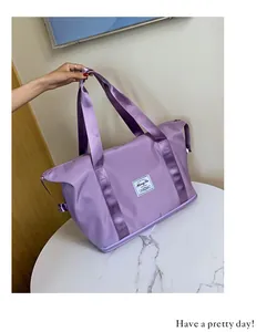 Detailansicht lila Reisetasche mit verstärkten Graten und Nass-Trocken-Trennungsfach