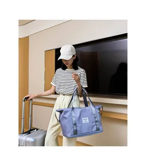 Detailansicht der lila Reisetasche mit großem Fassungsvermögen für Sport und Yoga