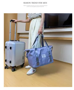 Detail der fliederfarbenen Reisetasche mit verstärkten Trägern und Boden-Reißverschluss