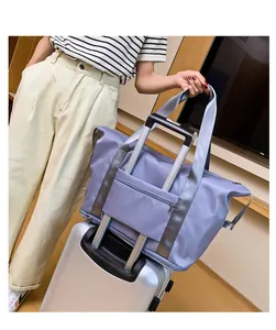 Lavendelfarbene Reisetasche mit Trolley-Aufsteckfunktion auf silbernem Koffergriff