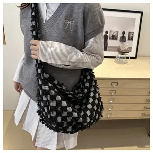 Détail du sac à bandoulière en toile à damier avec texture à franges et grande capacité