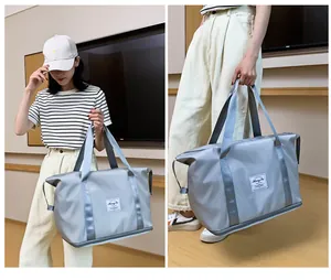 Detail der grauen Reisetasche mit separatem Bodenfach und verstärkten Tragegriffen