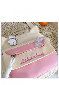 Detail der Canvas-Umhängetasche mit Katzenohr-Design, Bären-Pin und Stoffstruktur
