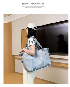 Nahaufnahme der hellblauen Reisetasche aus hochwertigem Nylon mit Markenetikett