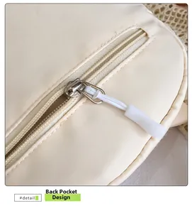 Detailansicht der hinteren Reißverschlusstasche an einer cremefarbenen Canvas-Tasche
