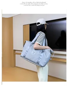 Detail der wasserdichten Nylon-Reisetasche mit separatem Bodenfach für Schuhe