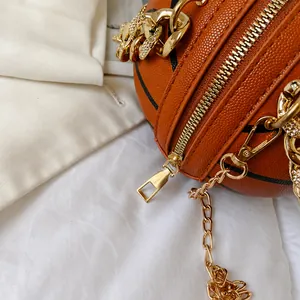 Detaildarstellung der Basketball-Tasche mit glattem Reißverschluss und Kunstlederstruktur