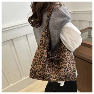 Dettaglio della borsa tote leopardata con fiocco laterale e design capiente ed elegante
