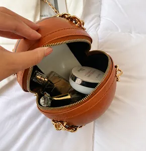 Details zur Innenkapazität der braunen basketballförmigen Umhängetasche mit Kette