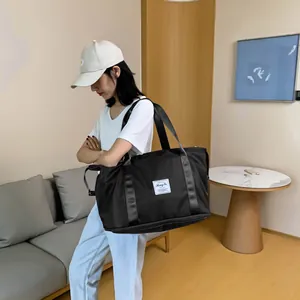Detailansicht der schwarzen Reisetasche mit stabilen Griffen und unterem Reißverschlussfach