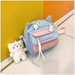 Detail der blau-rosa Segeltuchtasche mit Katzenohren, Stickerei und süßen Bären-Pins