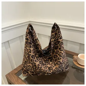 Dettaglio borsa tote leopardata in pelle scamosciata con anelli metallici e logo chic