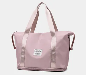 Rosafarbene Reisetasche Detail mit Reißverschlussfach unten und Logo-Label für Yoga
