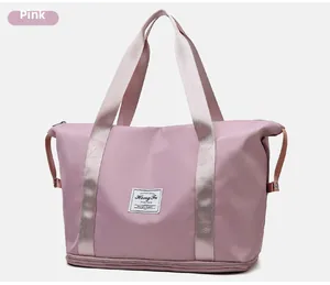 Detalle de bolsa de viaje rosa con compartimento inferior y etiqueta para yoga y gym