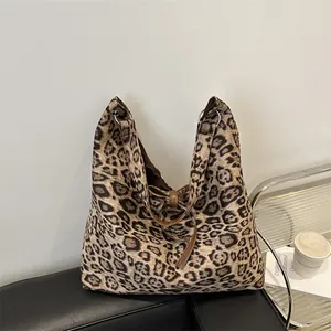 Borsa Tote in Camoscio con Stampa Leopardata Grande Capacità Moda Minimalista Borsa a Tracolla Hobo Con Fiocco e Anello in Metallo Donna