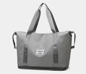 Detailansicht der grauen Reisetasche mit stabilen Griffen und separatem Bodenfach