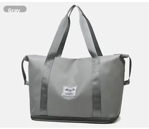 Detalle del bolso de viaje gris con asas resistentes y compartimento inferior separado