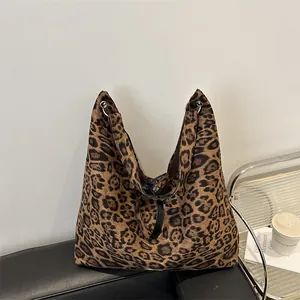 Grande borsa shopper leopardata in finto scamosciato con lacci neri in pelle