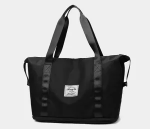 Detail der schwarzen Reisetasche mit Bodenreißverschlussfach und Logo-Patch aus Nylon