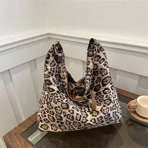 Grande borsa tote in pelle scamosciata maculata con tracolla marrone di moda
