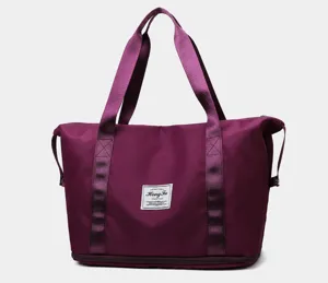 Detailansicht der weinroten Reisetasche mit wasserfestem Material und Schuhfach