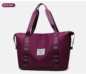 Detalle de bolsa de viaje granate con tejido impermeable y compartimento para calzado