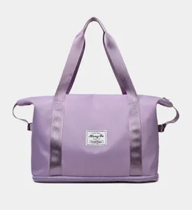 Details der lavendelfarbenen Reisetasche mit Bodenfach und Logo-Etikett-Ansicht