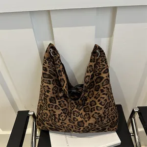 Grande borsa shopper leopardata in pelle scamosciata con anelli in metallo e lacci