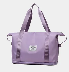 Detailansicht der lila Reisetasche aus wasserfestem Material mit separatem Schuhfach