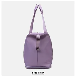 Vista lateral detallada de bolsa deportiva morada con correa y cremallera de separación