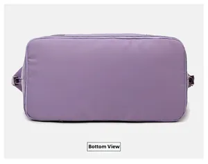 Vista detallada del fondo del bolso de viaje morado con tela impermeable y costuras precisas