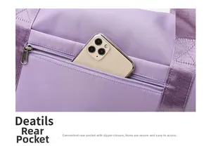 Detalle de bolsa de viaje morada con bolsillo trasero con cremallera y espacio para móvil