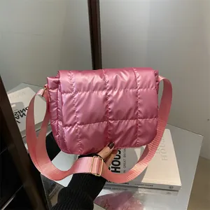 Elegante borsa trapuntata rosa con finitura lucida setosa e tracolla in tessuto