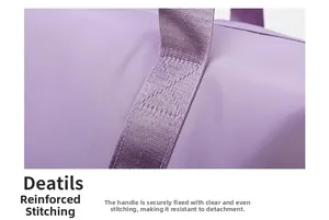 Detalle macro de las costuras reforzadas en el asa de la bolsa de viaje morada
