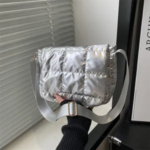 Borsa a tracolla trapuntata argento con trama imbottita e cinturino grigio regolabile
