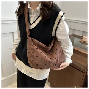 Braune Cord-Hobo-Tasche mit schwarzen Schleifenmustern und gesteppten Rauten