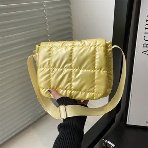 Elegante borsa a tracolla trapuntata giallo limone con finitura lucida e cinturino