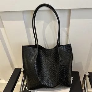 Sac cabas en cuir noir tissé à la main avec texture Intrecciato et longues anses