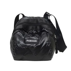 Μαύρη καπιτονέ τσάντα χιαστί puffer με ετικέτα FASHION και ρυθμιζόμενο λουράκι ώμου