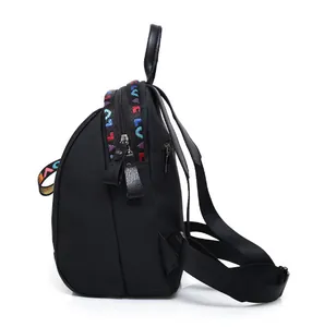 Détail du sac à dos en nylon noir étanche avec sangles colorées aux lettres LOVE