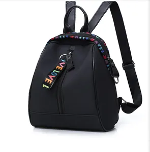 Détail du sac à dos en nylon noir avec broderie LOVE colorée et fermeture éclair verticale