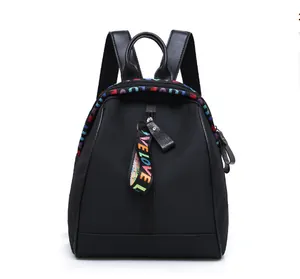 Gros plan du sac à dos en nylon noir avec lettrage LOVE coloré sur la fermeture éclair