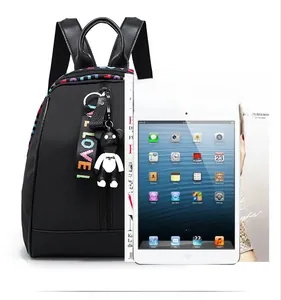 Comparaison de taille du sac à dos en nylon noir avec magazine et iPad pour capacité