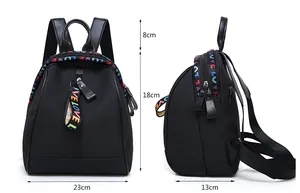 Détail d'un petit sac à dos en nylon noir étanche avec des rubans LOVE colorés