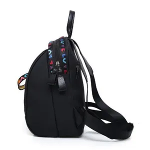 Vue latérale du sac à dos en nylon noir avec sangles LOVE colorées et fermeture éclair