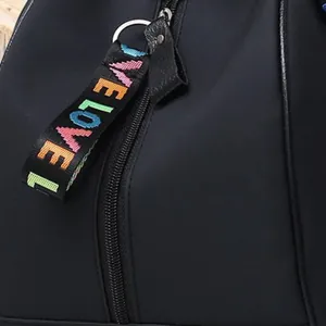 Sac à dos en nylon noir étanche avec une sangle tissée colorée arc-en-ciel LOVE