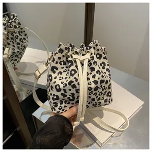 Sac seau en toile léopard avec fermeture à cordon blanc et détails dorés
