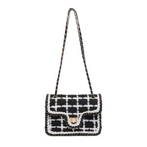 Chique zwart-wit tweed vierkante crossbodytas met gouden kettingriem en metalen gesp