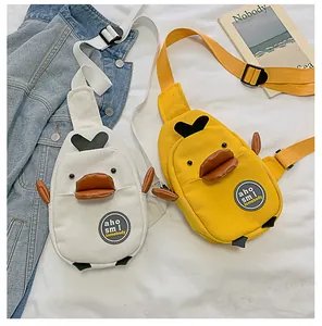 Detalle de bolsos de lona de pato amarillo y blanco con alas 3D y correas